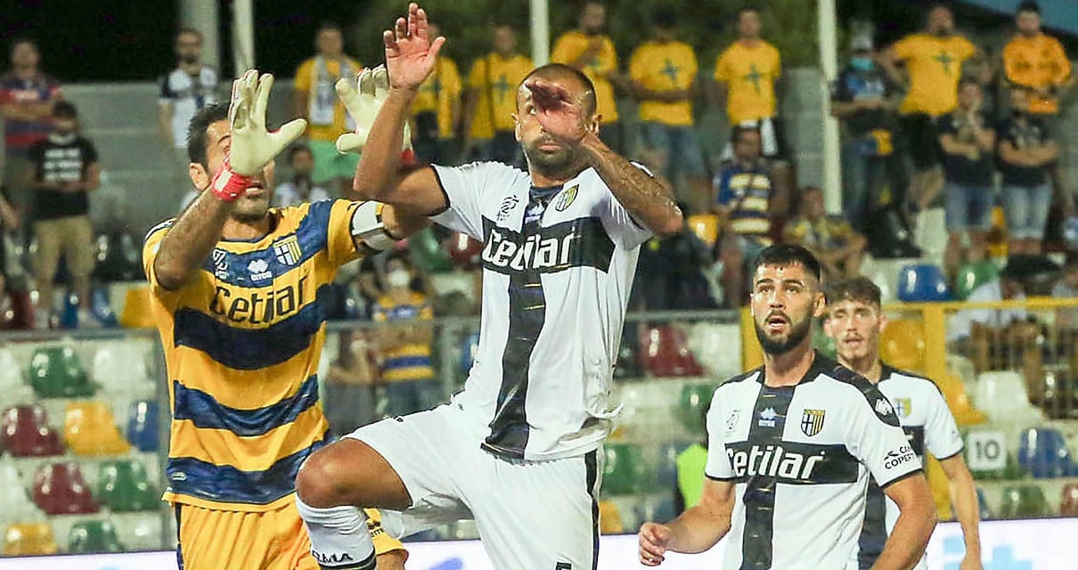 Lavori sul campo per il Parma dopo il pareggio a Ferrara
